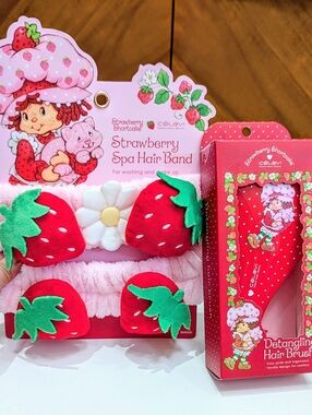 NEW Célavi Strawberry Shortcake Spa Hair Bands & Detangling Brush